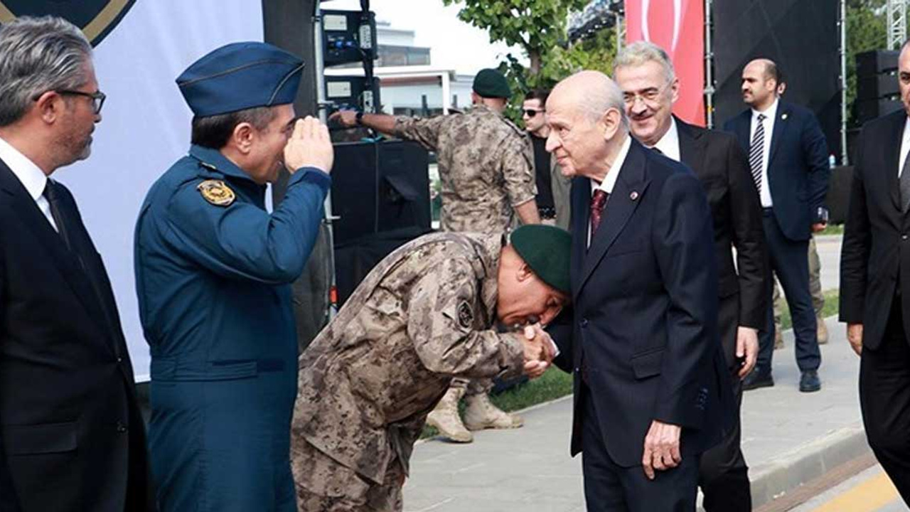 CHP Milletvekili Murat Bakan'dan Özel Harekat Başkanı Süleyman Karadeniz'in Devlet Bahçeli'nin elini öpmesine tepki