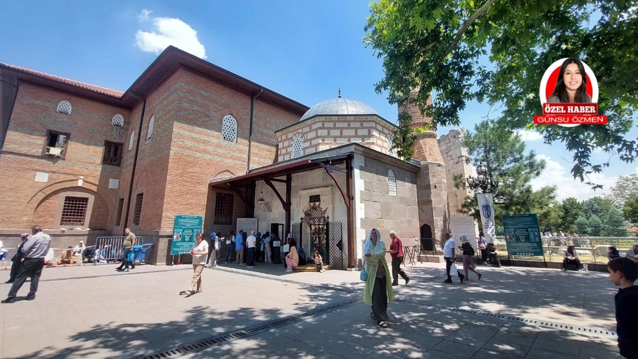 Kalenin eteğinde: Hacı Bayram-ı Veli Camii