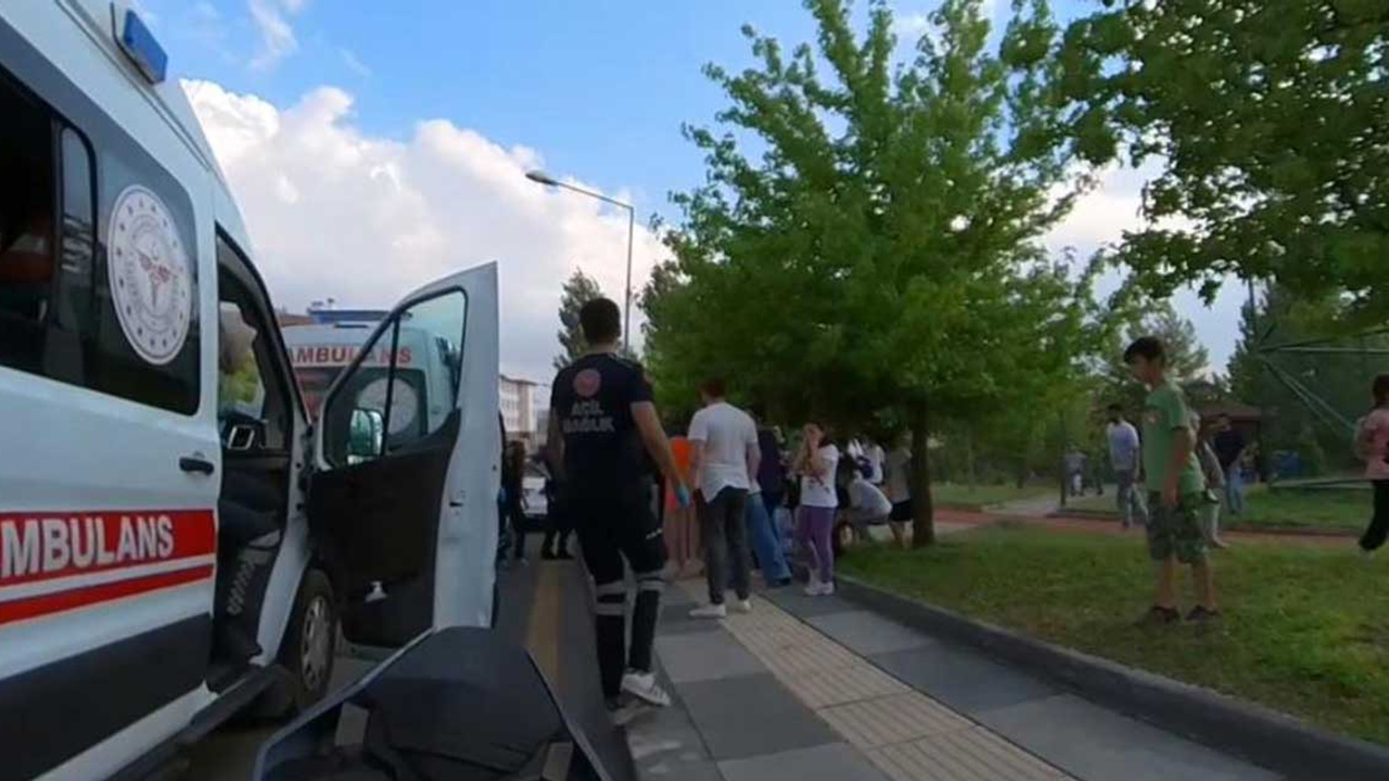 Önce çocukları taşla yaraladı: Aileleri görünce kaçtı!