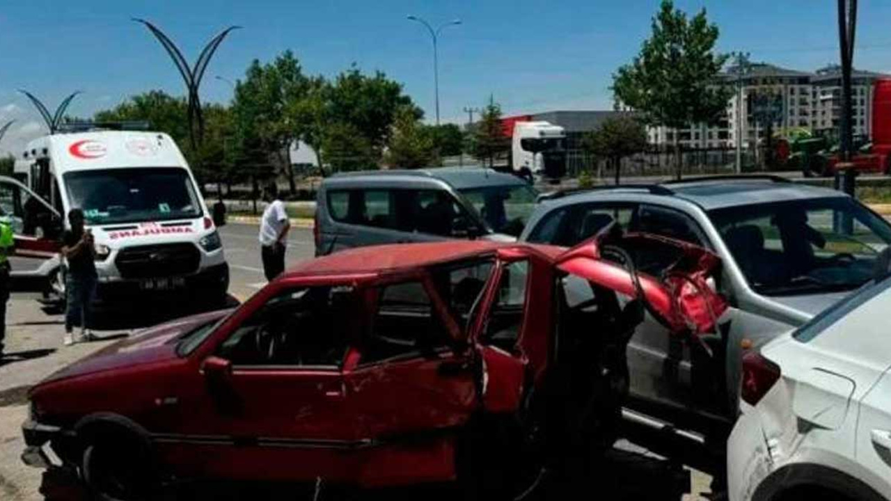 Ankara Sincan'da araç yayaların arasına daldı: Can pazarı yaşandı