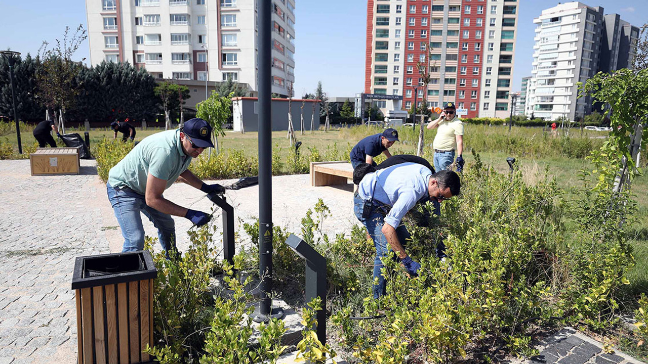 Yenimahalle'de parklar dip köşe temizleniyor