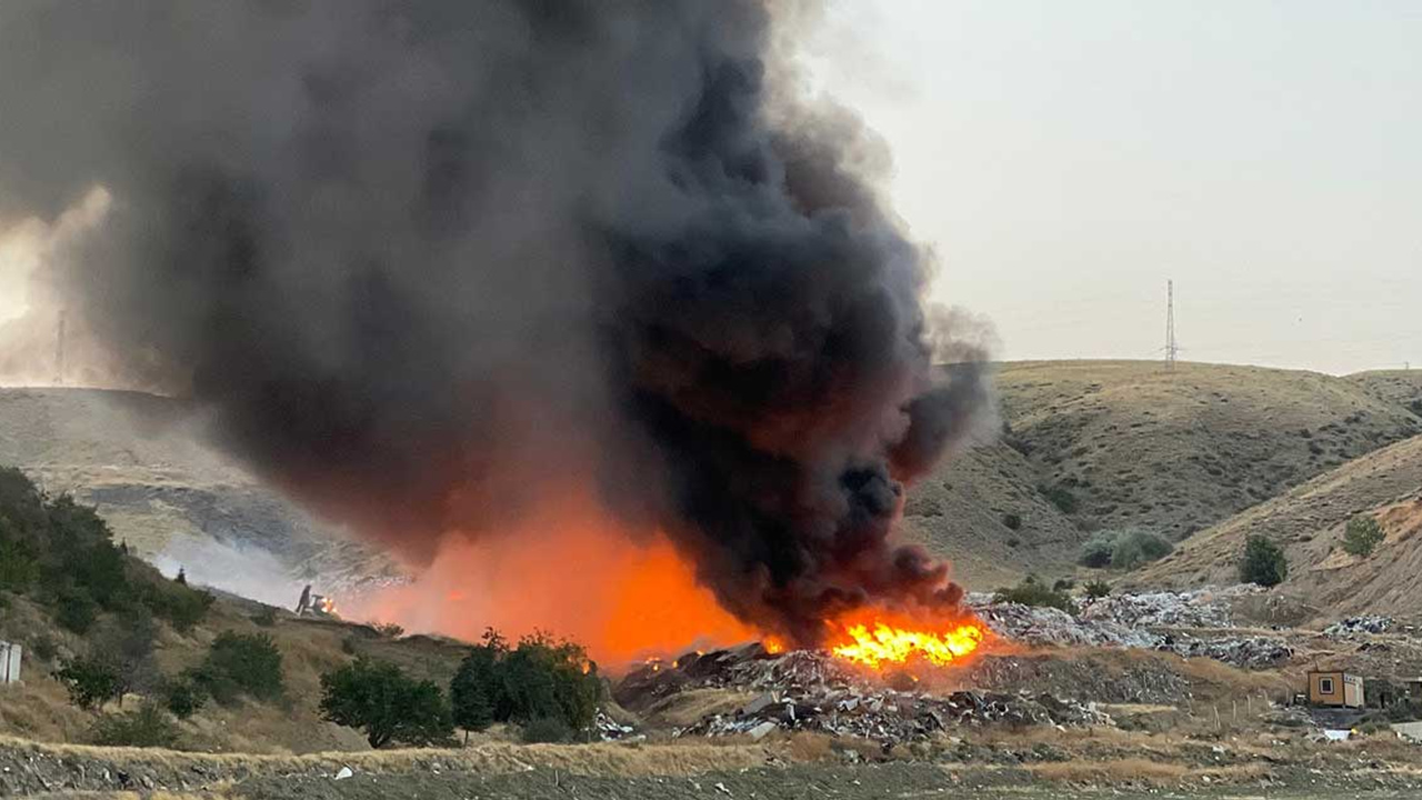 Akyurt'ta çöp toplama alanında büyük yangın: Gökyüzünü dumanlar kapladı