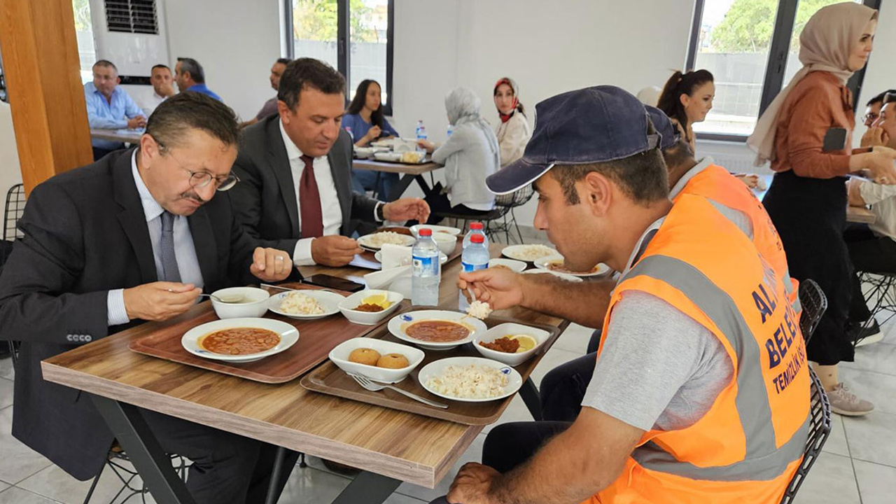 Altındağ Belediye Başkanı Tiryaki işçilerle öğle yemeği yedi