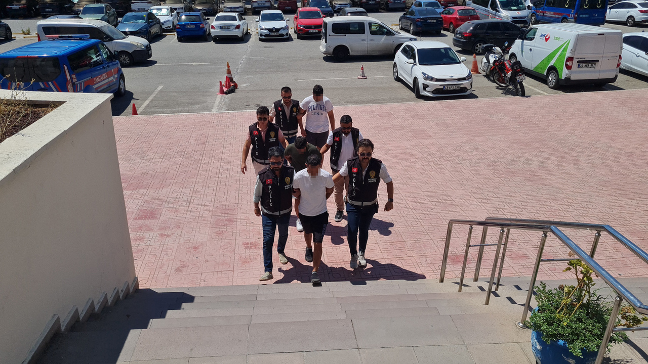 Eski eşi vurdu, oğlu babasını korumak için silahı sakladı