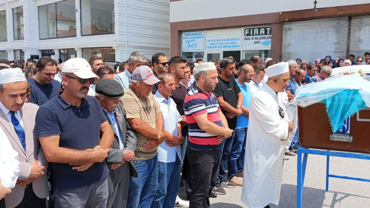 Elmadağ'da kopan TIR tekerinin çarpması sonucu yaşamını yitiren genç kız son yolculuğuna uğurlandı