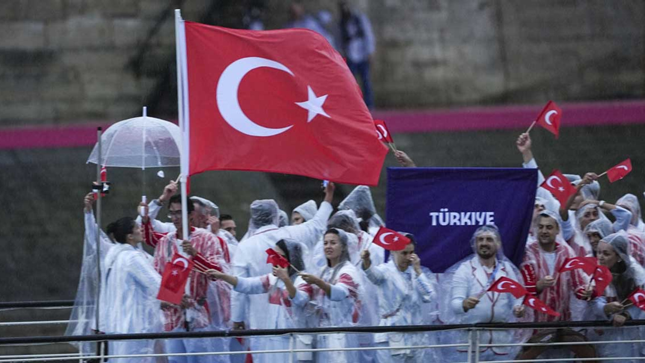 Paris 2024 Olimpiyatları görkemli açılış töreni ile resmen başladı: Renkli görüntüler, eğlenceli etkinlikler