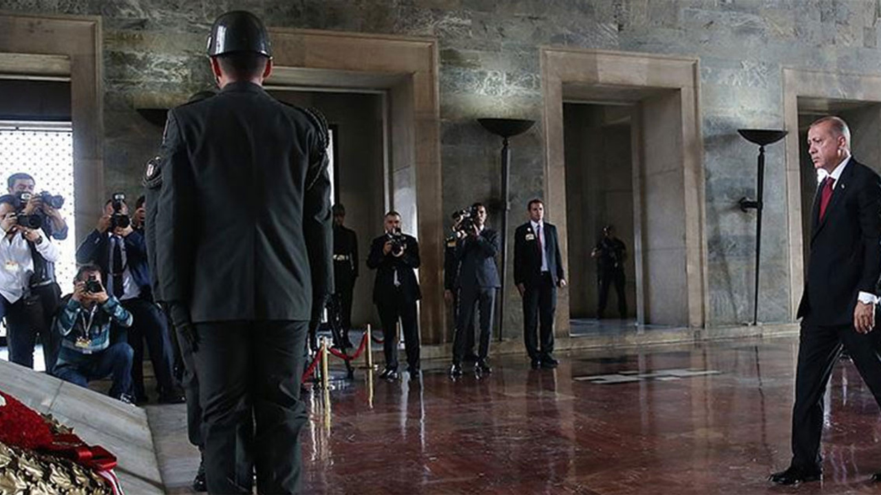 Cumhurbaşkanı Erdoğan ve YAŞ üyelerinden Anıtkabir ziyareti!