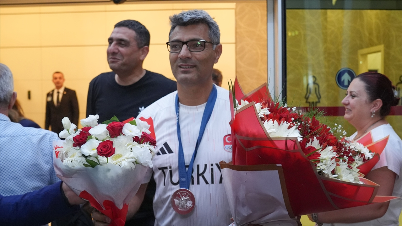 Fenomen atıcı Yusuf Dikeç, Ankara'ya döndü