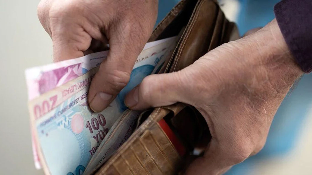 Emekliye ek zam yürürlükte, yurt dışı çıkış harcı arttı!