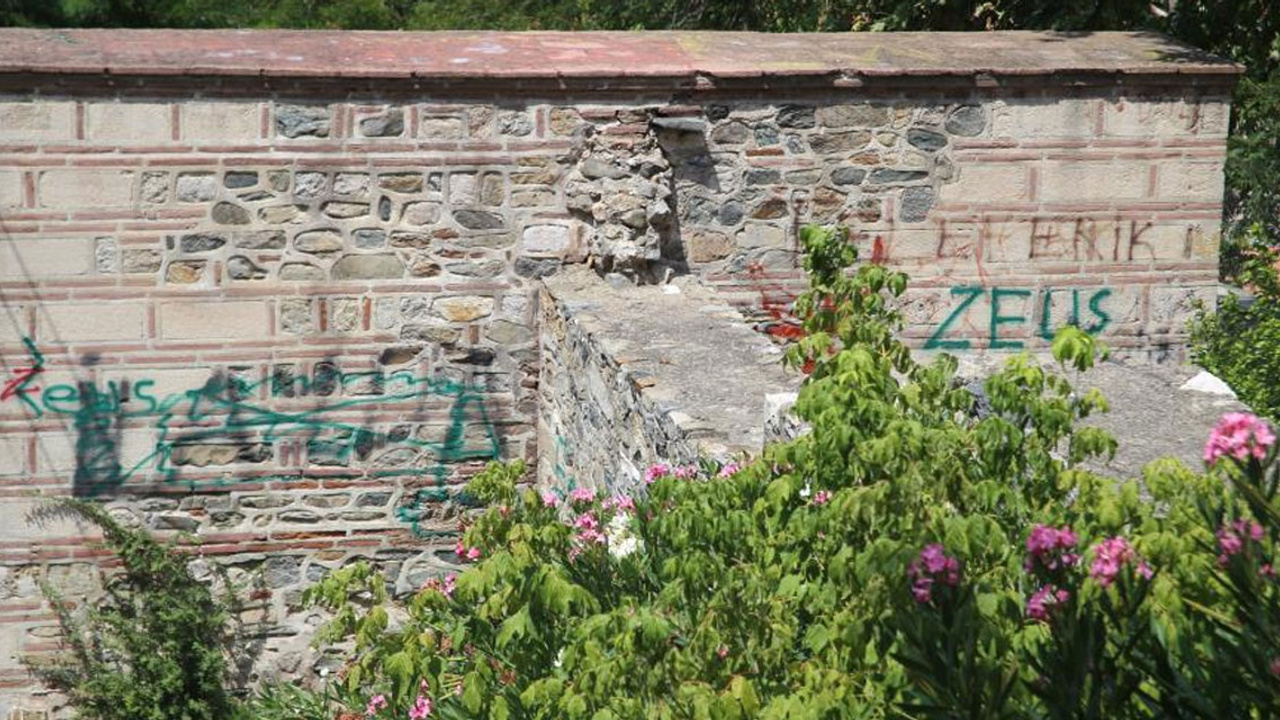 630 yıllık Külliye gençlerin sprey boyalarına maruz kaldı!
