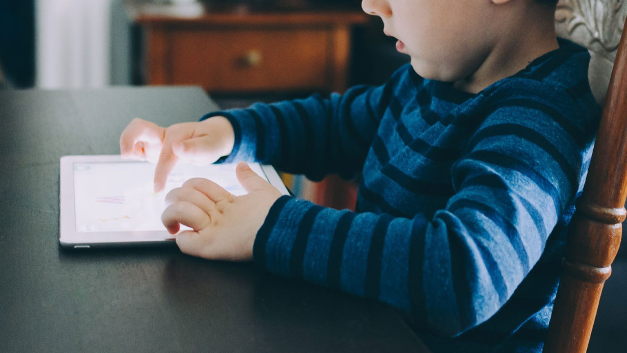 Tablet kullanımına bağlı olarak çocuklarda skolyoz riski artıyor