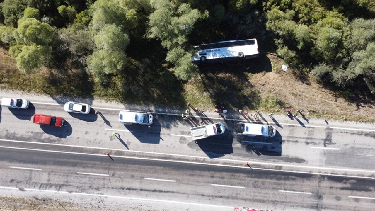 Erzincan'da yolcu otobüsü devrildi: 1 ölü, 33 yaralı