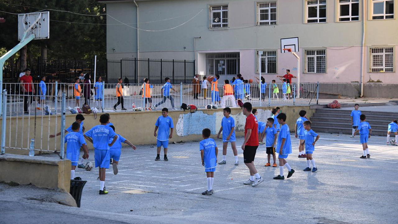 Pursaklar'da spor eğitimi alan çocuklara kıyafet dağıtıldı