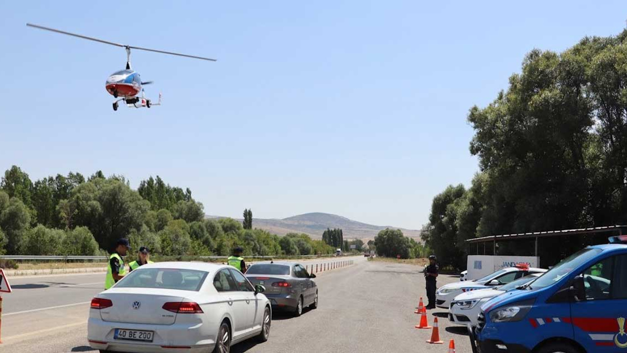 Kırşehir'de jandarma trafikte göz açıtrmıyor: Havadan ve karadan trafik denetimi