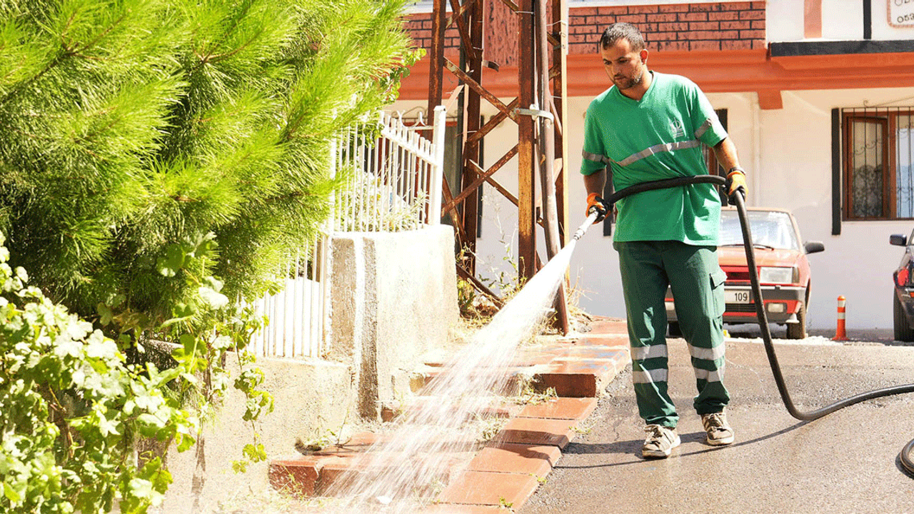 Keçiören'de gündüz sokaklar gece parklar yıkanıyor