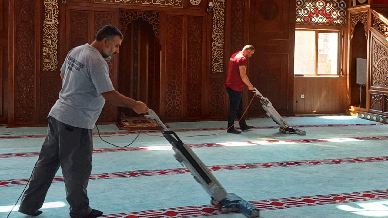 Pursaklar'da camiler köşe bucak temizleniyor