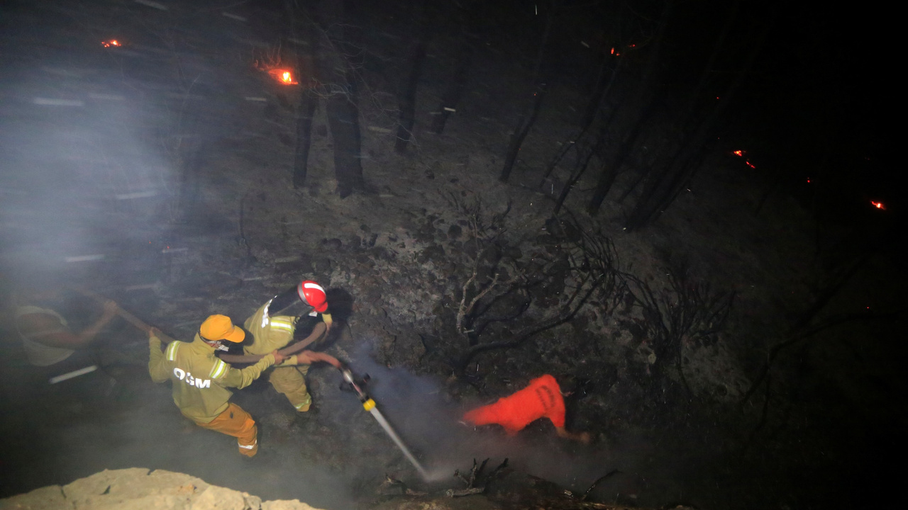 Antalya'da itfaiye erinin büyük mücadelesi