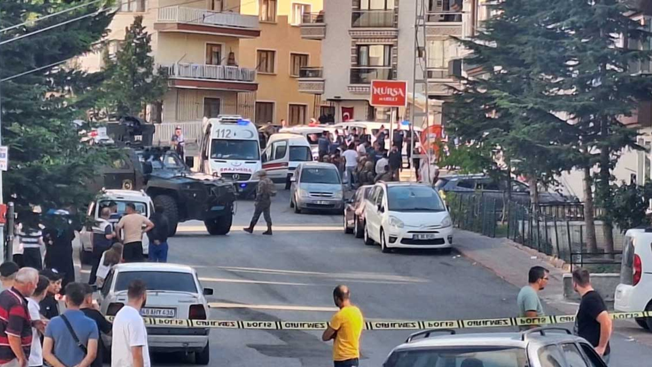 Keçiören'de boşanma aşamasındaki eşini polis karakolunun çıkışında silahıyla takip eden şahsı polisler etkisiz hale getirdi