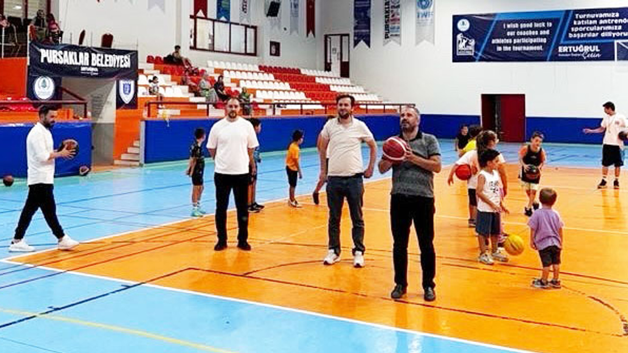 Pursaklar Belediye Başkanı Ertuğrul Çetin genç basketbolcular ile bir araya geldi