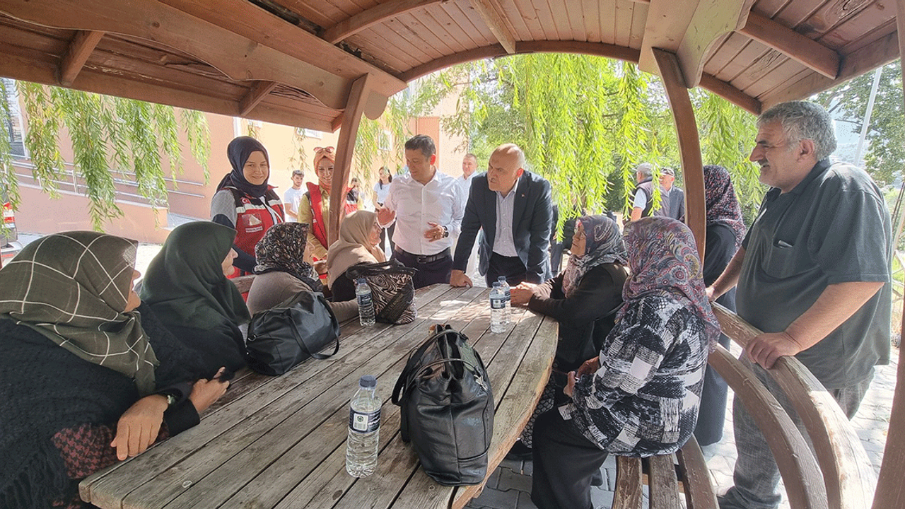 Kızılcahamam Kaymakamı Mehmetbeyoğlu ve Süleyman Acar'dan yangından etkilenen vatandaşlara ziyaret