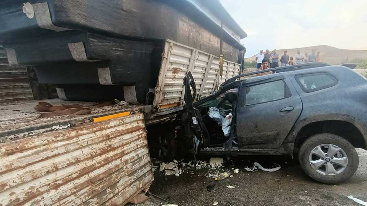 Kırıkkale'de TIR otomobili altına aldı: 6 yaralı