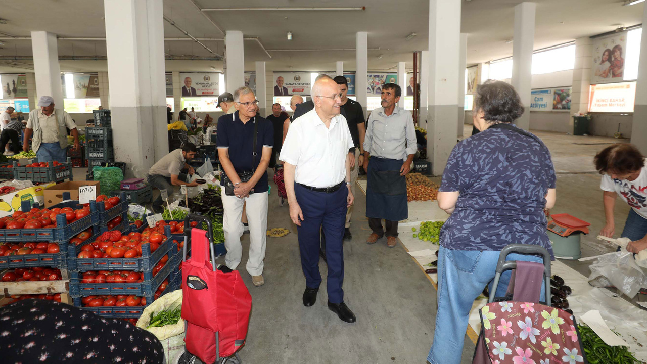 Fethi Yaşar, Köylü ve El Emeği Pazarı’ndan alışveriş yaptı