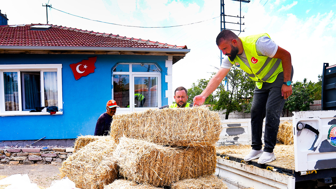 Gölbaşı Belediyesinden çiftçilere saman desteği