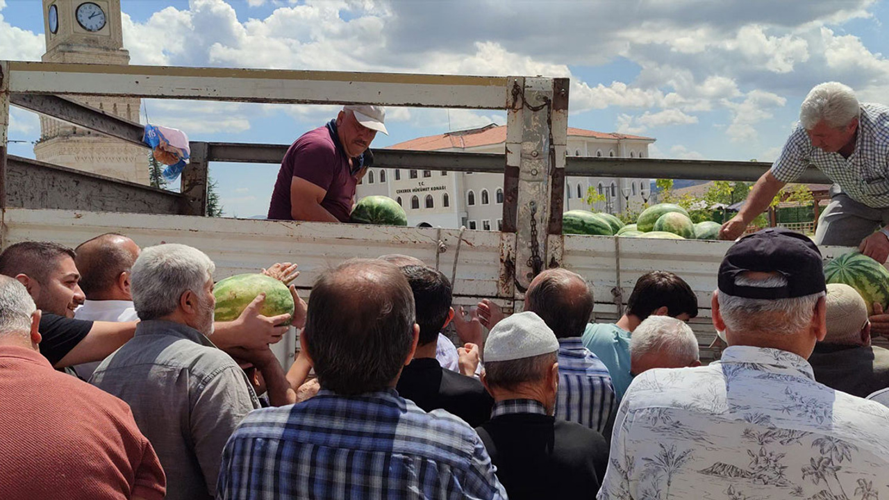 Yozgat Çekerek'te 17 ton karpuzu hayır için dağıttı