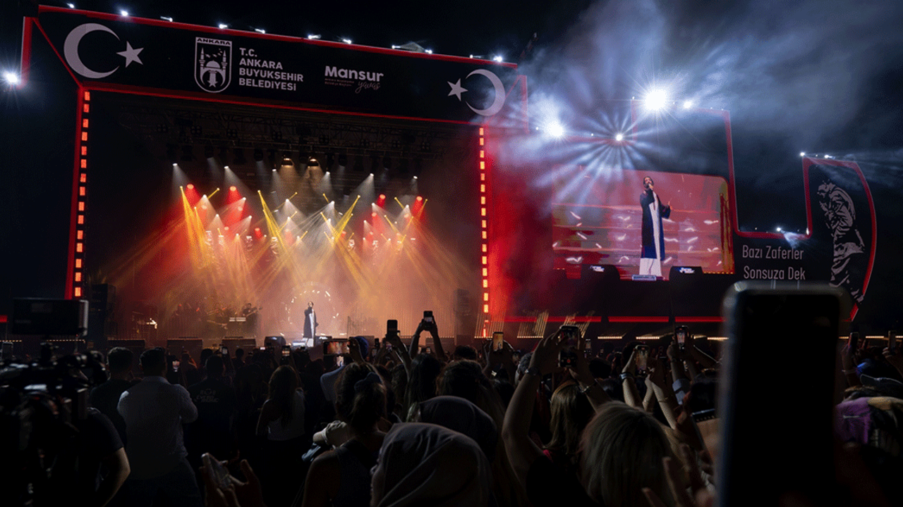 Şarkıcı Tan Taşçı, Ankara'da konser verdi