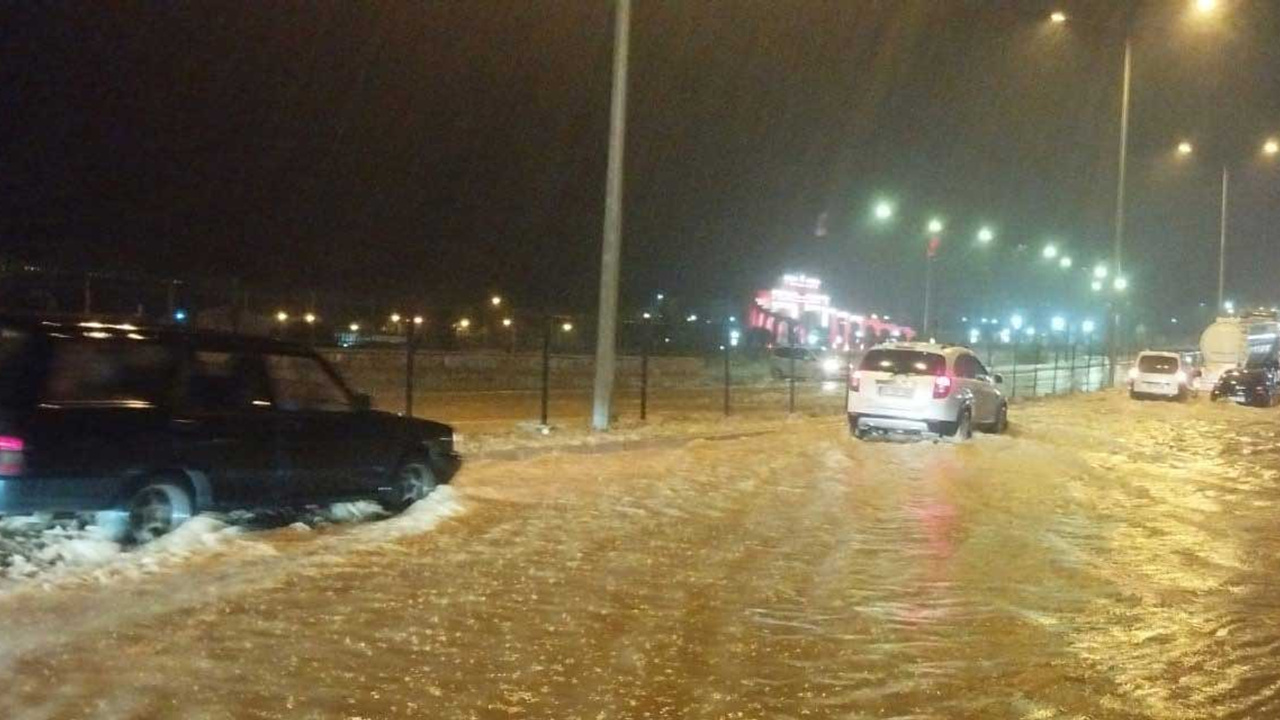 Yozgat'ta sağanak yağış trafiği olumsuz etkiledi