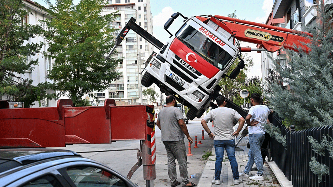 Çankaya'da binanın çatısına yük taşıyan vinç yan yattı