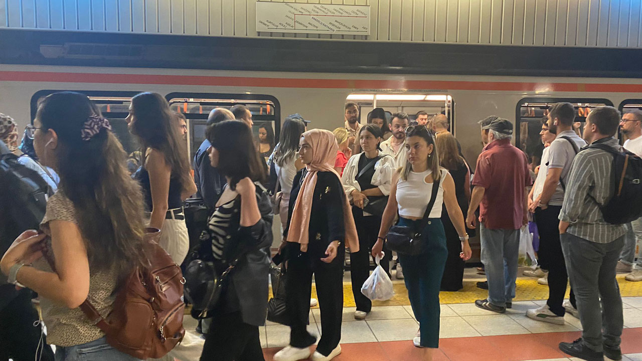 Ankara'da ulaşım sorunu büyüyor! Sabah saatlerinde metro tıklım tıklım!