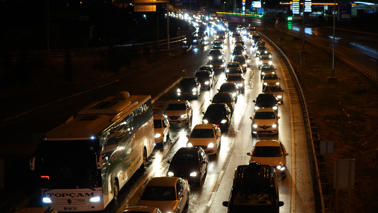 Dönüş yoğunluğu 43 ilin geçiş noktasında havadan görüntülendi