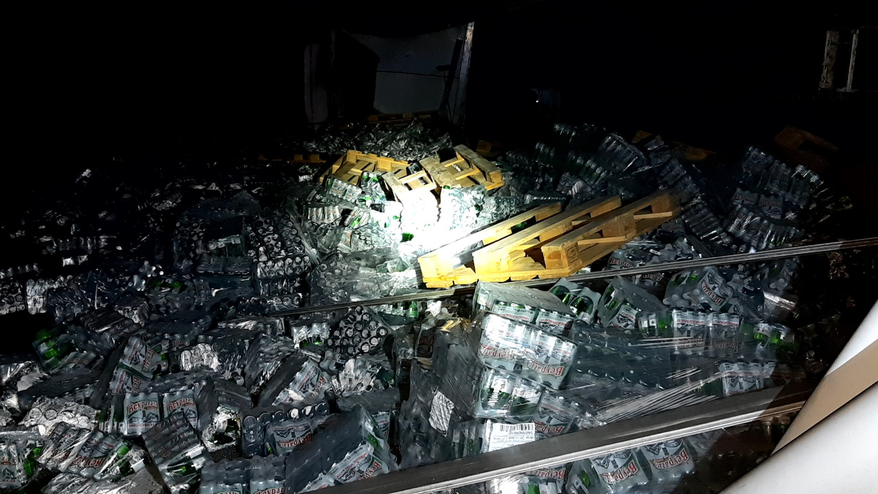 Bolu'da maden suyu yüklü TIR devrildi, yol trafiğe kapandı
