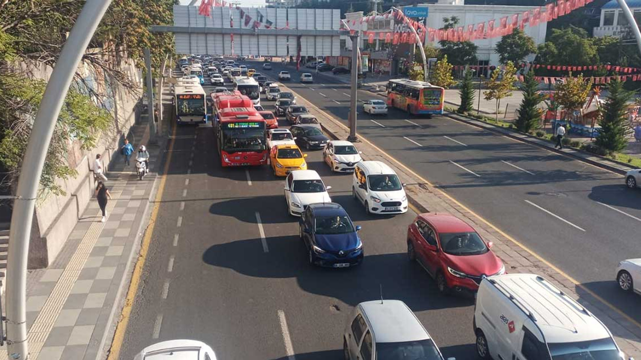 Okulların açılmasıyla Ankara trafiği felç oldu