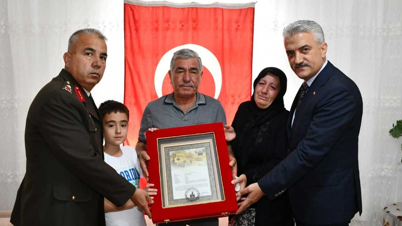 Kırıkkale'de Şehit Uzman Çavuş Hüseyin Karakoç'un şehitlik beratı ailesine verildi: Göz yaşları sel oldu