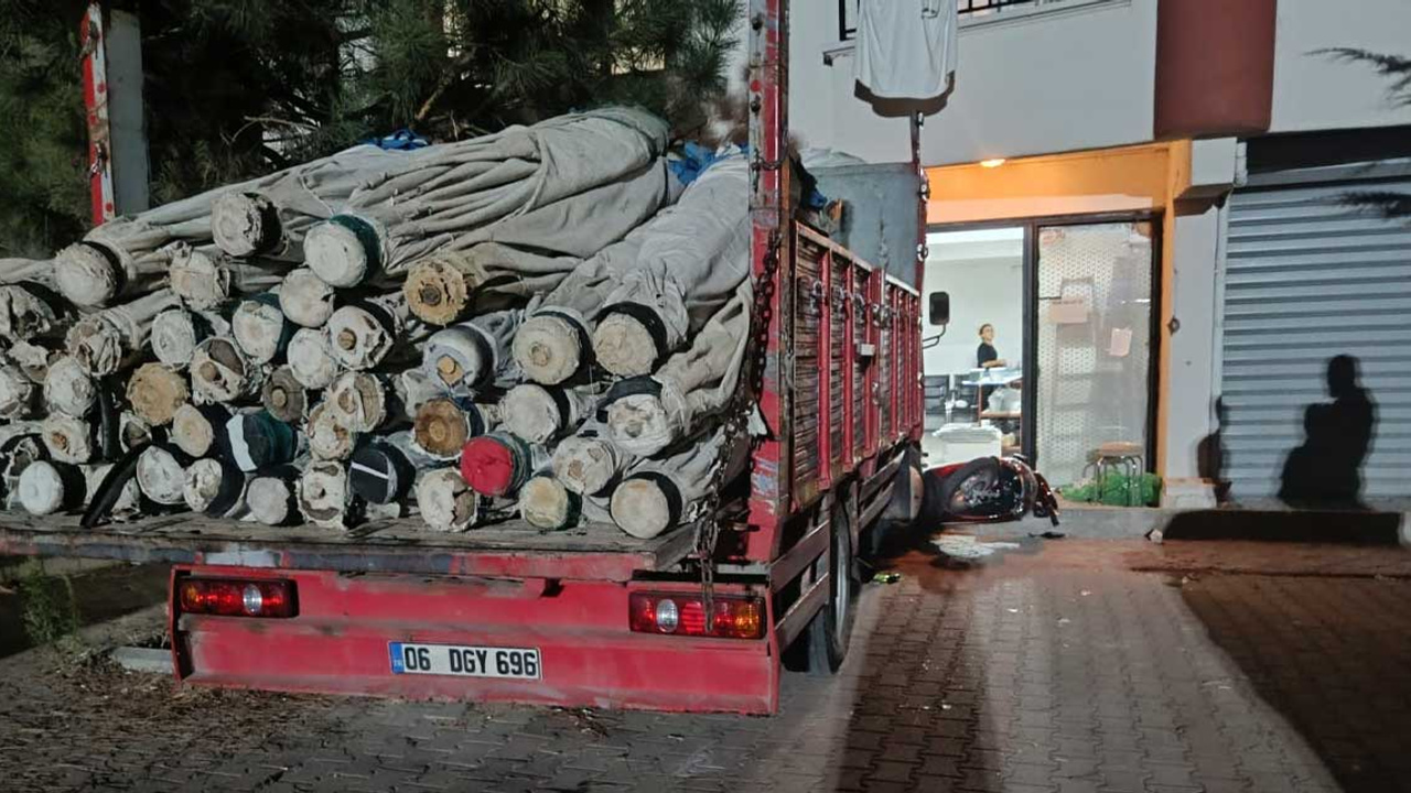 Sincan'da bir kamyon dükkana daldı