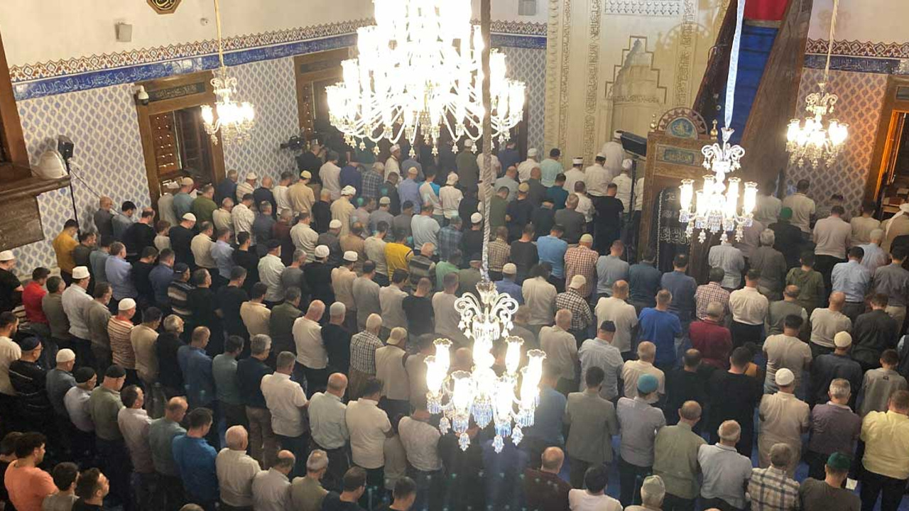 Ankara'da Hacı Bayram-ı Veli Camii'nde Mevlit Kandili coşkusu yaşandı: Binlerce müslüman akın etti