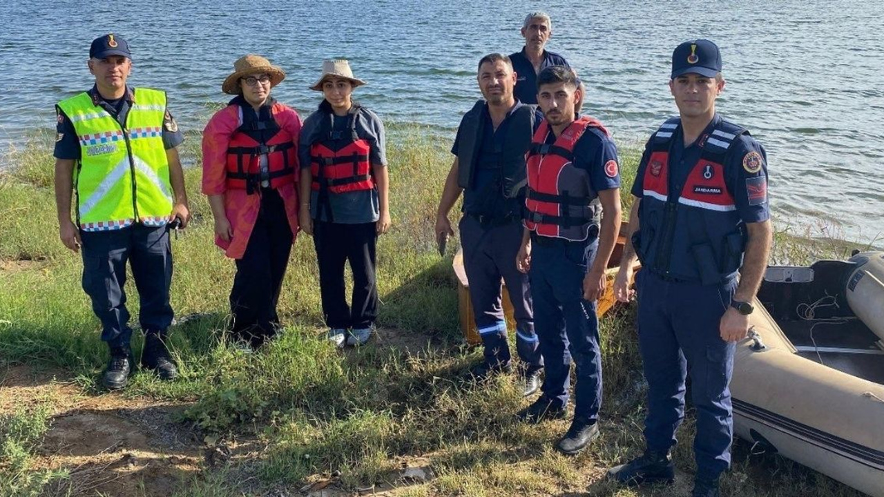 Kırıkkale'de tekneyle akıntıya kapılan iki genç kadın mahsur kaldı