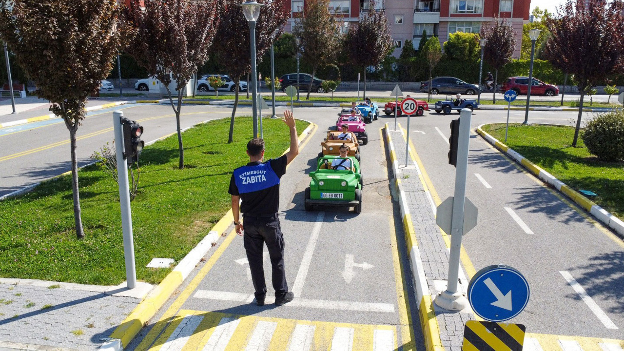 Etimesgut Belediyesi Çocuk Trafik Parkı’nda ücretsiz trafik eğitimi veriliyor