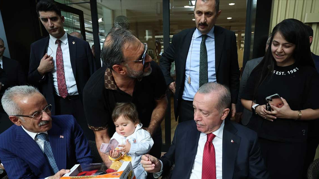 Cumhurbaşkanı Erdoğan, Ankara'da bir pastanede vatandaşlarla bir araya geldi