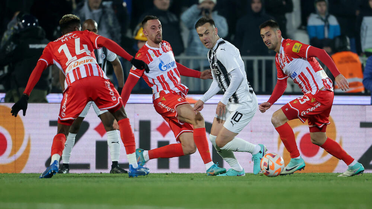 Partizan taraftarı derbi mağlubiyeti sonrası soyunma odası bastı