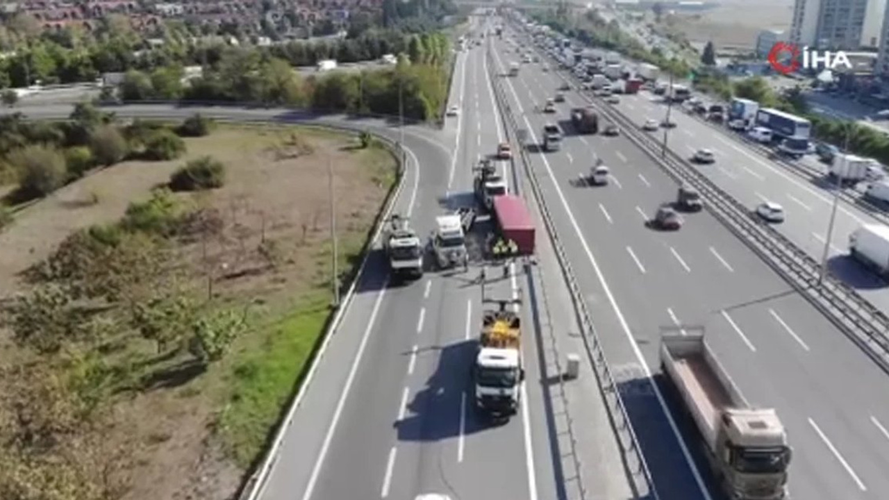 TEM Otoyolu'nda TIR devrildi: Yan yol trafiğe kapandı