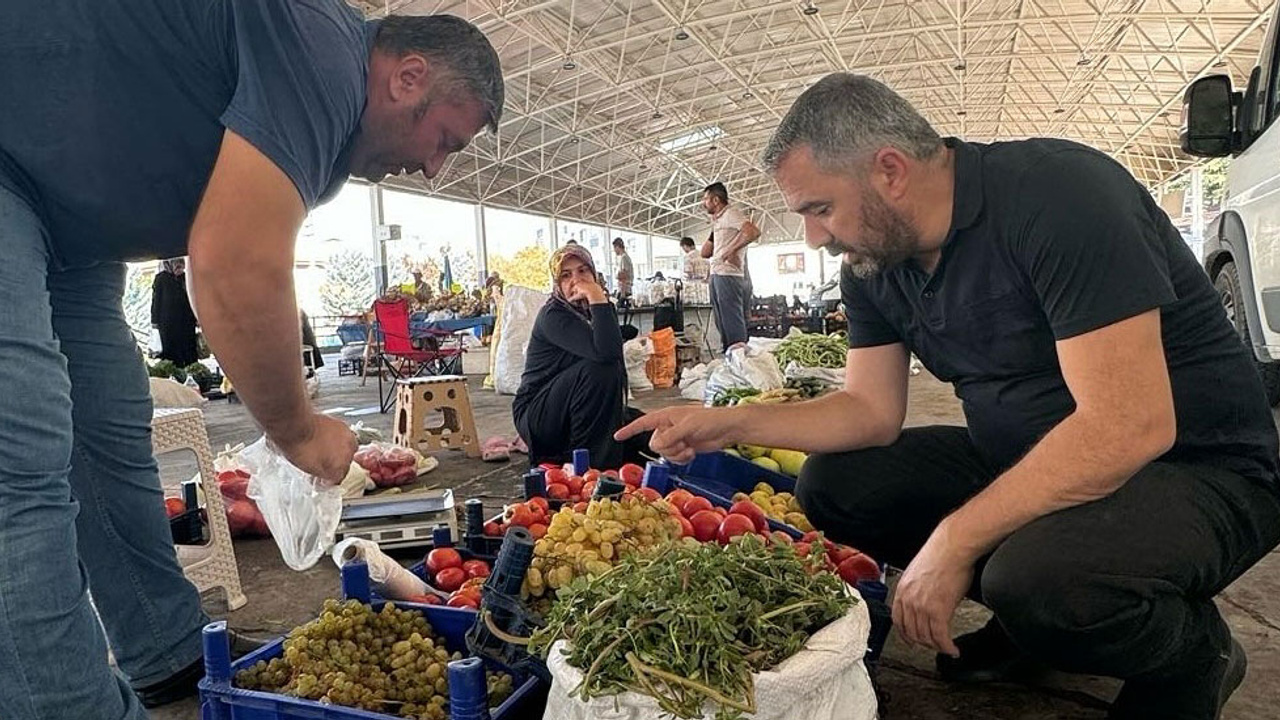 Pursaklar Belediye Başkanı Ertuğrul Çetin Köylü Pazarını ziyaret etti