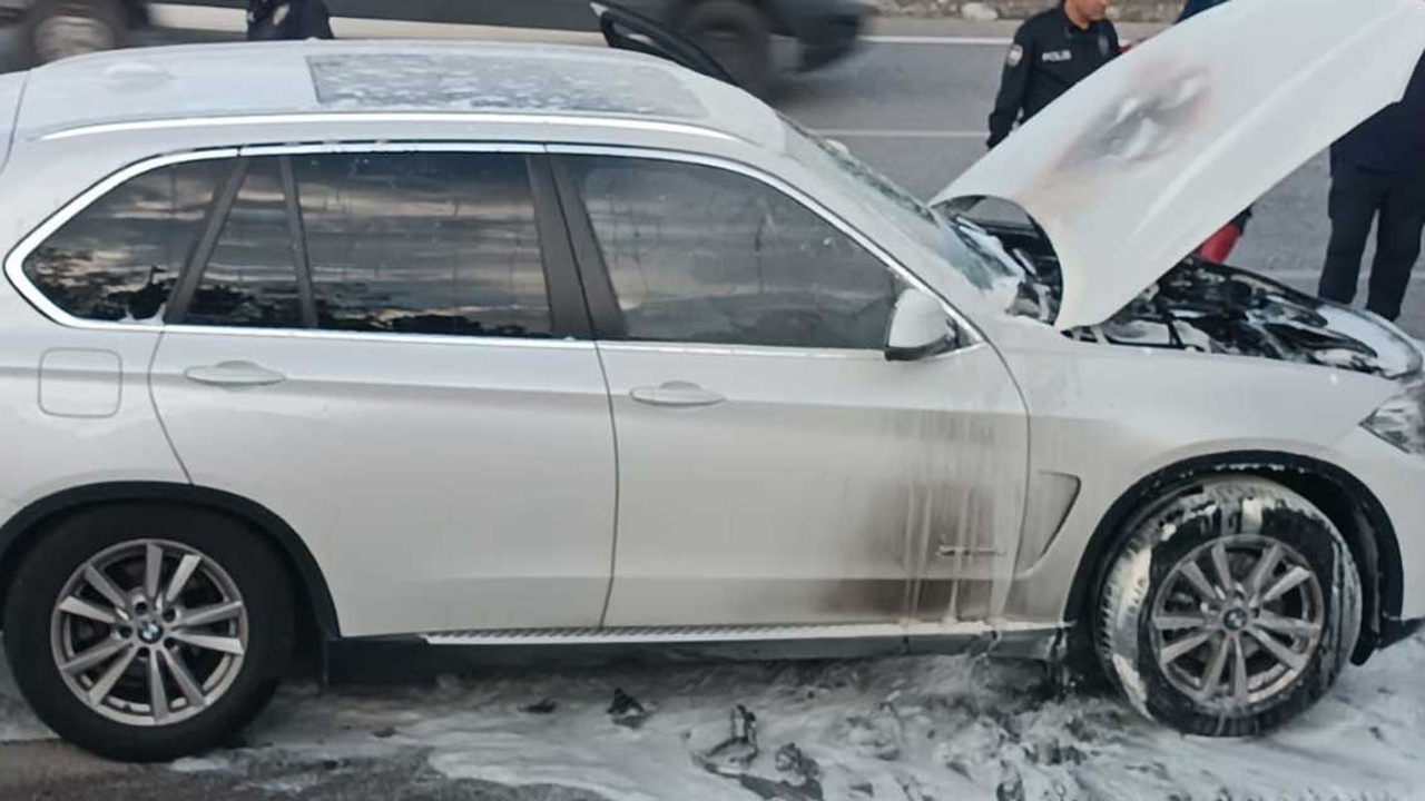 Elmadağ'da lüks araç alevlere teslim oldu