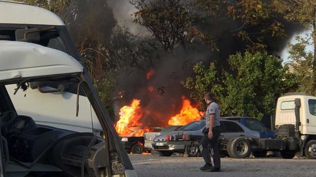 Ankara Etimesgut'ta otopark yangını: 5 araç kül oldu