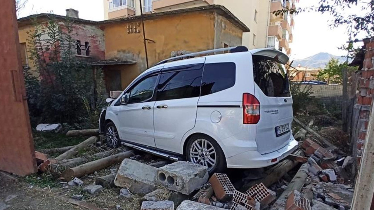 Çorum'da kontrolden çıkan otomobil bahçe duvarına daldı!