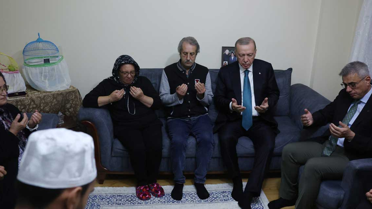 Cumhurbaşkanı Erdoğan, Ankara'da trafik kazasında hayatını kaybeden Betül Önderoğlu’nun ailesine taziye ziyaretinde bulundu