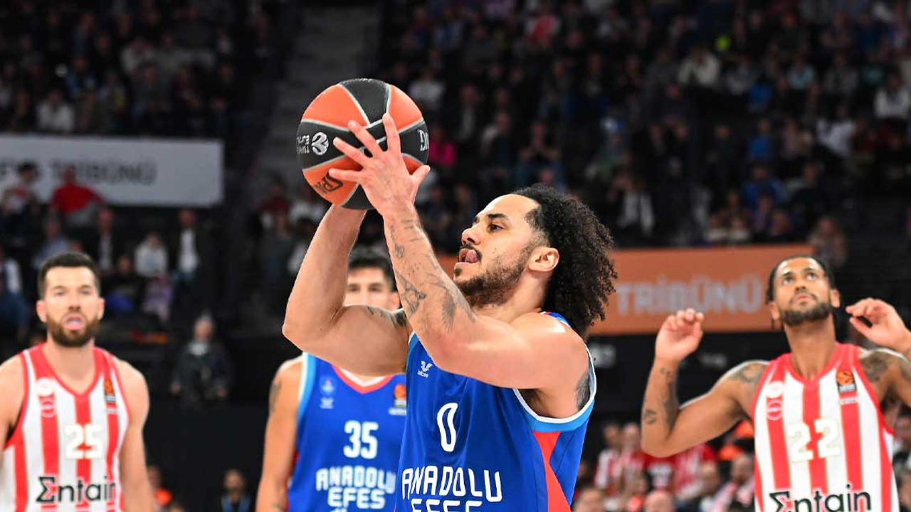 Shane Larkin şov yaptı: Anadolu Efes 15 sayı geriden gelerek Olympiakos’u devirdi