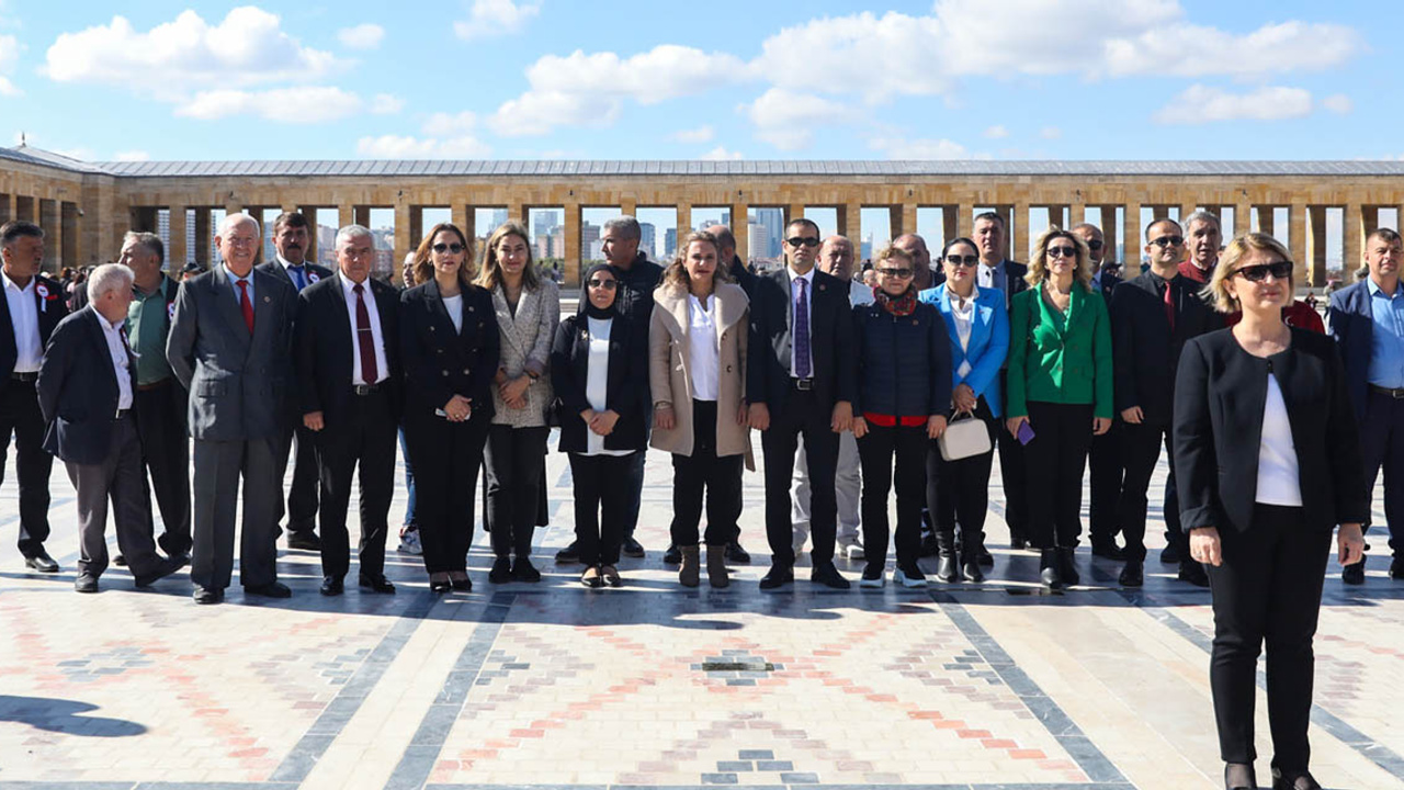 Ebru Keyvan’dan Anıtkabir ziyareti: Muhtarlar demokrasinin temel taşıdır